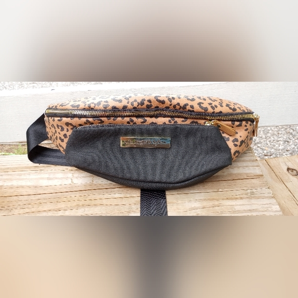 Petunia Pickle Bottom animal print fanny pack - Picture 1 of 5